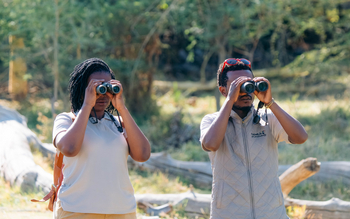Kisima Ngeda Camp: Guides mit Fernglas