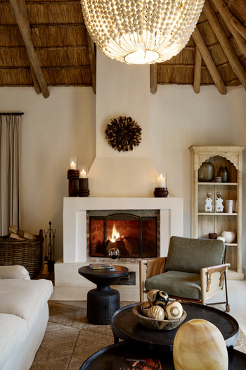 Laba Mama Simba: Sessel vor Kaminfeuer