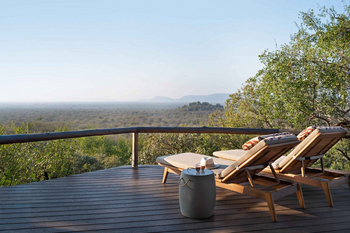 Madikwe Hills Private Game Lodge: Zwei Liegestühle auf Holzterrasse bei Morgenlicht