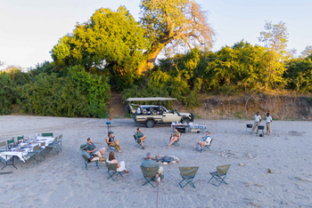 Mhara River Camp: Gäste Bei Sundowner Am Lagerfeuer