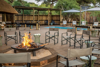 Mogotlho Safari Lodge Mogotlho Safari Lodge: Regiesessel am Lagerfeuer