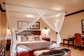 Old Traders Lodge: Doppelbett mit Moskitonetz