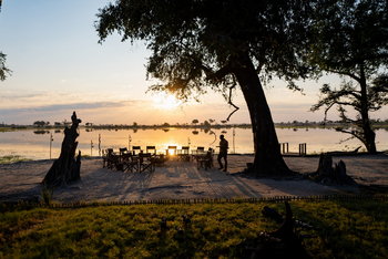 Pom Pom Camp: Sonne über der Lagune