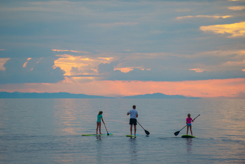 Pumulani Lodge: Familie auf Paddle Boards