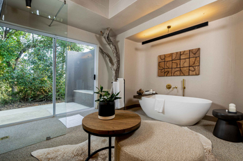 Sabi Sabi Bush Lodge: Luxuriöse Badewanne mit Holzkunst und Pflanzen