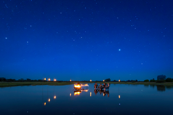 Vumbura Plains Camp: Sundowner im seichten Wasser