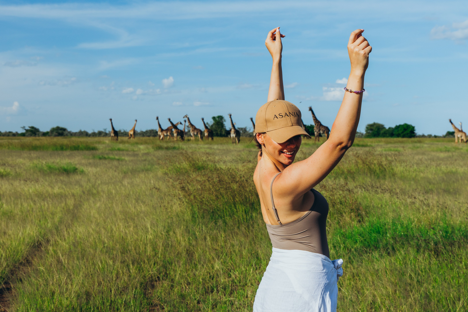 Asanja Nyasirori Asanja Nyasirori: Giraffen vor dem Camp