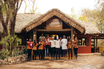 KIA Lodge: Fröhliche Begrüßung am Lodge-Eingang Tagsüber