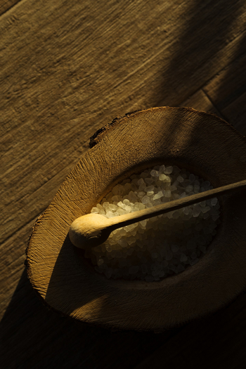 Nimali Mara Camp: Salzkristalle mit Holzlöffel
