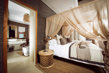 Sabi Sabi Bush Lodge: Luxuriöses Schlafzimmer mit Baldachin und Badezimmer