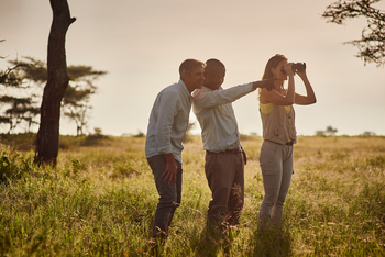 Sanctuary Kichakani Serengeti Camp Sanctuary Kichakani Serengeti Camp: Guide mit Gästen