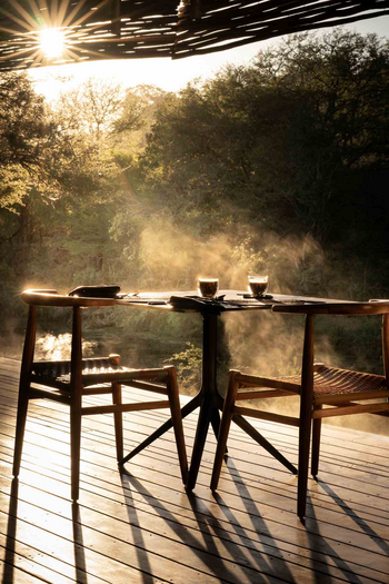 Singita Sweni Lodge: Dampfender Morgenkaffee auf Holzdeck im Busch