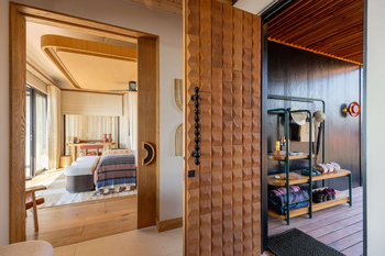 Anantara Tented Camp Kafue River: Schlafzimmer mit Überwurf und Safari-Regal