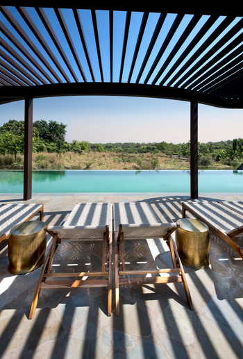 Aramness Aramness: Blick über den Pool hinweg