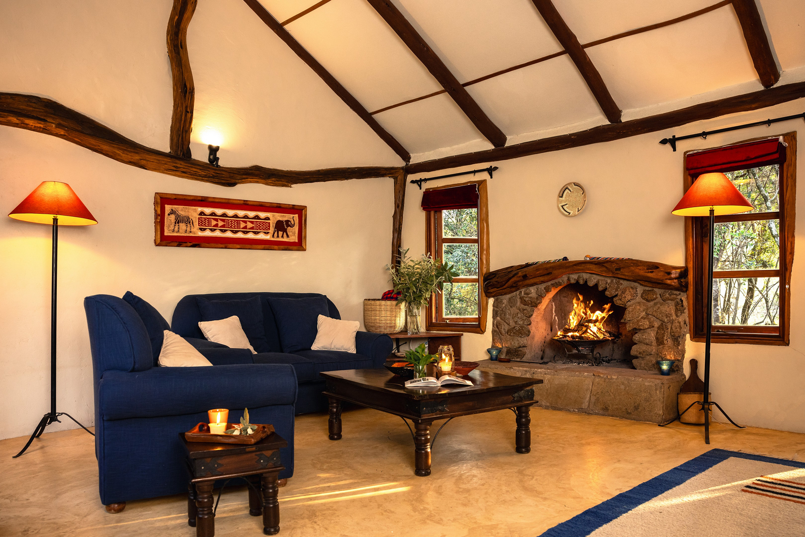 Basecamp Mara Houses Basecamp Mara Houses: Lounge mit Kaminfeuer