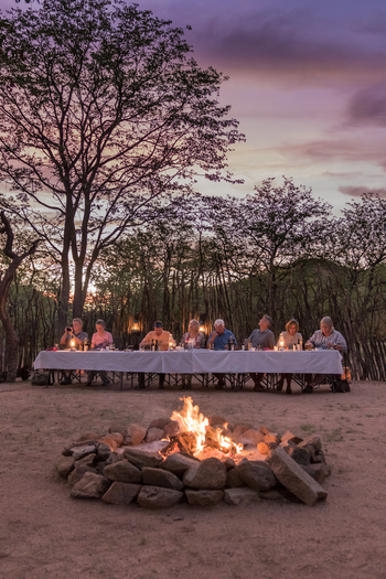 Hobatere Lodge: Boma - Feuerstelle