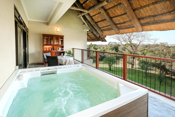 Ilala Lodge: Strathearn Suite - Jacuzzi auf dem Balkon