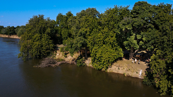 Mana River Camp Mana River Camp: Gäste am Ufer