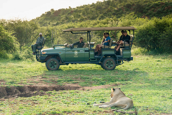 Mateya Safari Lodge: Gruppe mit Guide auf Safari