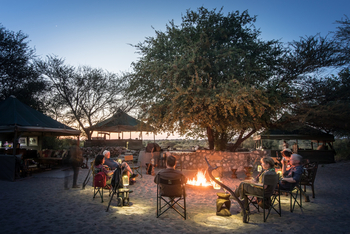 Meno A Kwena Camp Meno A Kwena Camp: Stuhlkreis um das Lagerfeuer