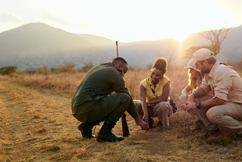 Mkomazi Wilderness Retreat: Gäste beim Spurenlesen im goldenen Licht