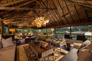 Sabi Sabi Bush Lodge: Outdoor Lounge