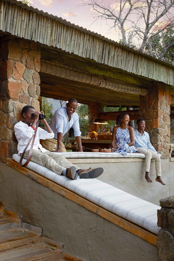 Singita Castleton: Gäste beim Sundowner auf Steinterrasse
