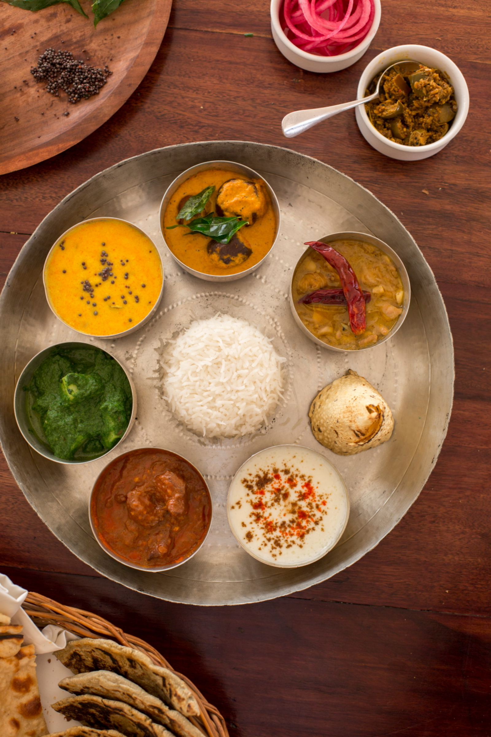 Sujan The Serai Sujan The Serai: Thali - indisches Speisen Arrangement