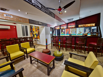 Tathastu Resort Tadoba: Bar und Lounge