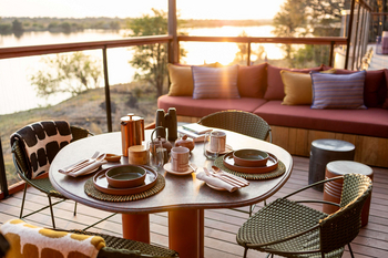 Anantara Tented Camp Kafue River: Sundowner Freilufttafel auf Holzdeck am Fluss