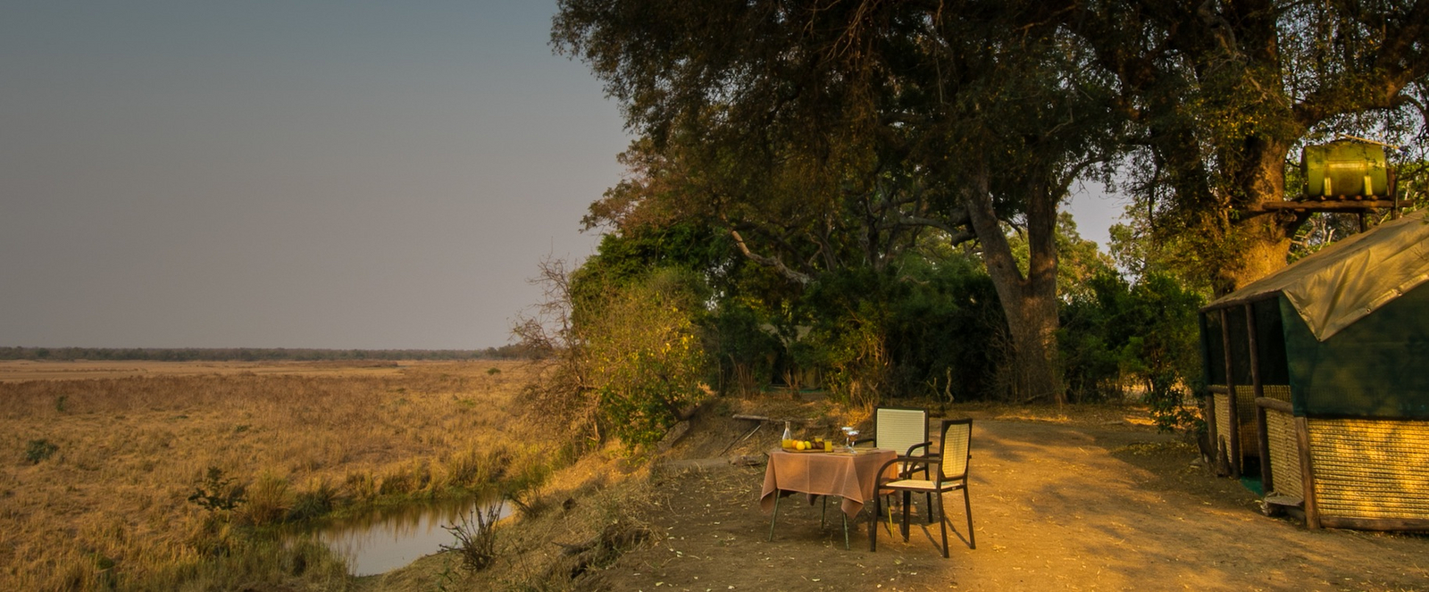 Chilo Mahove Tented Camp Chilo Mahove Tented Camp: Esstisch vor dem Zelt