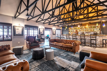 Etosha Safari Lodge: Bar und Lounge
