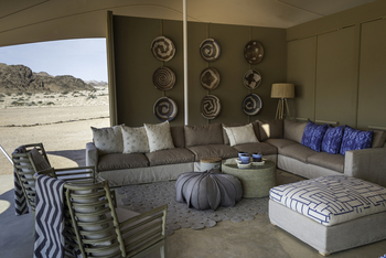 Hoanib Skeleton Coast Camp: Loungebereich mit Sofa