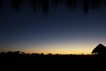 Kalahari Red Dunes Lodge: Mond in der Dämmerung