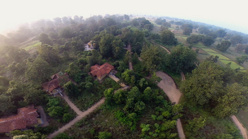 Kanha Earth Lodge: Luftbild - Südliches Gelände
