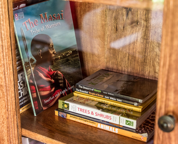 Losokwan Luxury Tented Camp: Bücherregal