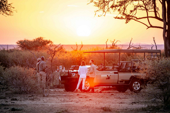 Madikwe Hills Private Game Lodge: Sundowner mit zwei Gästen