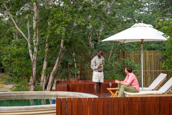 Muddy Teak Camp: Mitarbeiter und Gast am Pool