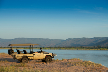 Nyamatusi Camp Nyamatusi Camp: Safari Auto seitlich