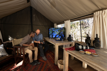 Okavango Explorers Camp Okavango Explorers Camp: Guide und Gast im Media Center