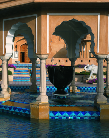 The Oberoi Rajvilas: Brunnen am Hoteleingang