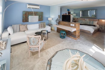 The Olive Exclusive: Wohnbereich und Schlafbereich im Gästezimmer