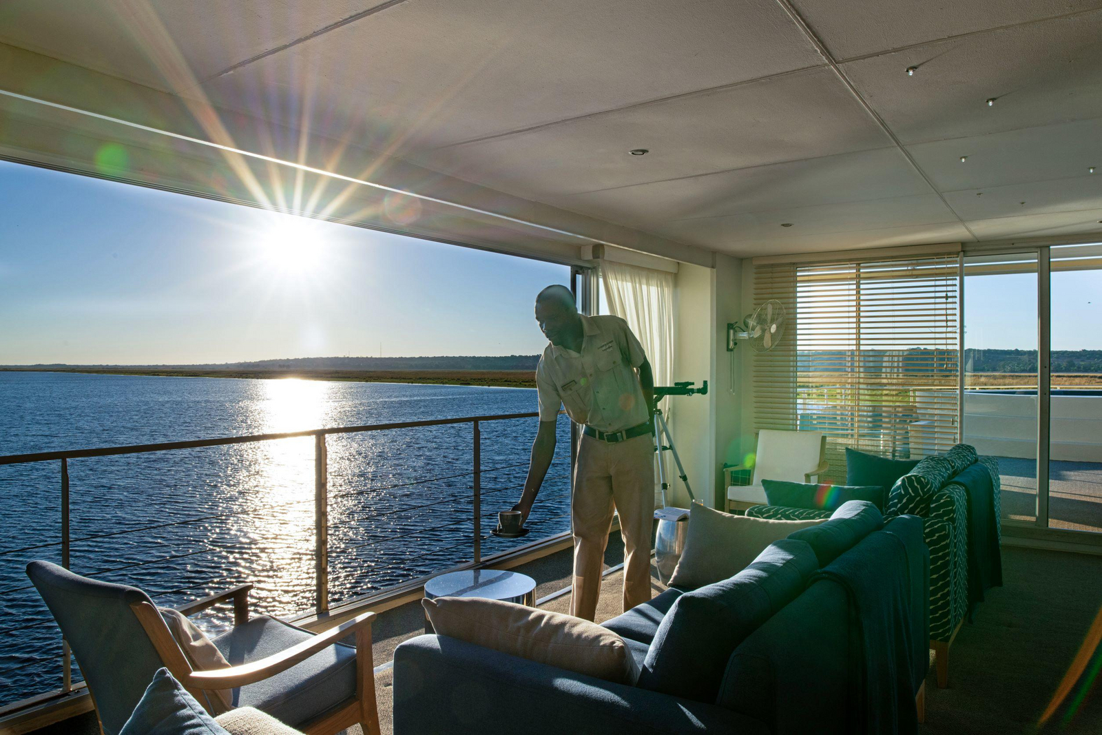 Zambezi Queen Zambezi Queen: Loungebereich bei Sonnenuntergang