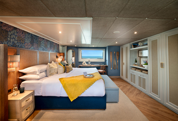 andBeyond Galapagos Explorer: Elegantes Schlafzimmer mit Panoramablick auf den Ozean