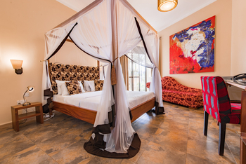 2 Friends Beach Hotel: Doppelbett und moderne Kunst