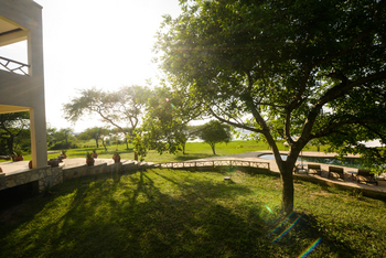 Anyadwe House: Weg zum Pool