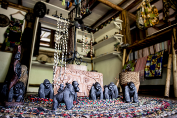 Buhoma Lodge: Gorillaschnitzwerk