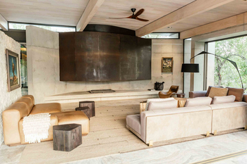 Cheetah Plains Mapogo House: Lounge mit Kamin