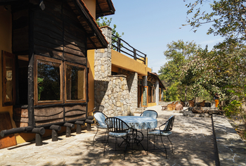 Kanha Earth Lodge: Helle Terrasse