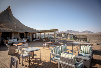Kulala Desert Lodge: Lounge mit Sitzgelegenheiten